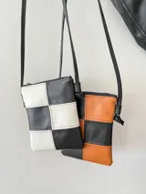 Bandolera pequeña con diseño de tablero de ajedrez en cuero sintético color negro y marrón.