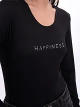 Remera negra de manga larga con cuello redondo y estampado frontal con la frase "Happiness".