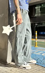 Jean de corte baggy con diseño de paneles laterales y costuras reforzadas, en tono gris lavado con efecto desgastado.