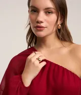 Blusa de chiffon color rojo, con hombro único, manga larga abullonada y puño elástico.