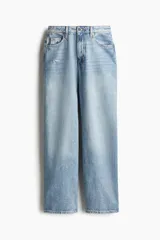 Pantalón de jean celeste de tiro alto, corte holgado en cintura, cadera y muslos, con estilo baggy de muslo a bajo.