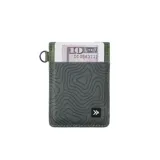 Billetera vertical de cuero genuino en color verde militar con bolsillo elástico estampado con patrón topográfico. Incluye protección RFID y argolla lateral.