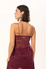 Top de encaje color bordó con breteles finos, diseño con nudo frontal y transparencia.