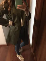 Blazer color camel, de corte recto y largo a la cadera, confeccionado en tela símil gamuza.