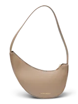Cartera de hombro Vero Moda modelo Gemma, de diseño curvo tipo media luna en color beige. Presenta cierre superior con cremallera metálica y logo de la marca estampado en dorado en la parte inferior frontal.