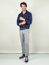Pantalón chino de hombre color azul marino, de corte slim fit, confeccionado en gabardina de algodón, con bolsillos laterales y traseros, y cierre frontal de cremallera y botón.