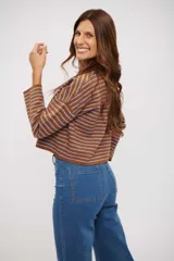 Buzo de tejido de punto con diseño a rayas horizontales en color chocolate y lavanda, de corte holgado, cuello redondo y mangas largas.