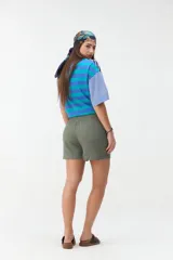 Short azul marino de corte clásico con cintura elástica fruncida y bolsillos laterales.