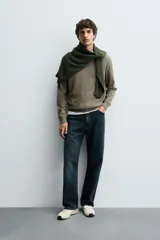 Polo de punto de corte regular fit, confeccionado en una mezcla de algodón. Presenta cuello solapa con abertura frontal, manga larga y acabados en rib en puños y bajo.