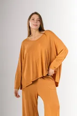 Remerón color camel de viscosa y algodón, de corte amplio y mangas largas.