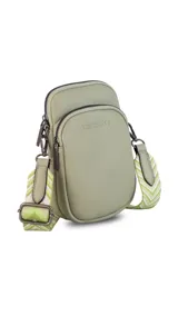 Bandolera compacta color rojo con textura de cuero, correa regulable y desmontable con diseño de rayas rojas y blancas. Cuenta con bolsillos frontales y cierre, interior forrado en tela.