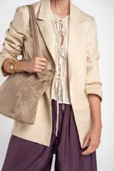 Blazer de algodón peinado, color beige, de calce al cuerpo con solapas clásicas y mangas largas.