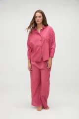 Pantalón de pijama de algodón con diseño de rayas verticales en tonos azul y bordó, corte holgado, cintura elástica y botamangas con vuelta.