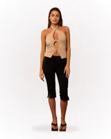 Top color beige de lycra de seda suplex con hebilla de metal para prender, refuerzo escondido y escote cruzado al frente.