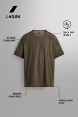 Camiseta de entrenamiento de corte relajado, confeccionada en tejido técnico ligero, elástico y semitransparente. Presenta cuello redondo, manga corta y costuras termofijadas.