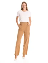 Pantalón de vestir color tostado, de corte recto y tiro alto. Presenta pretina ancha con trabas para cinturón, pinzas frontales y detalle de nervadura central a lo largo de la pierna. Cuenta con bolsillos laterales funcionales y bolsillos traseros simulados.