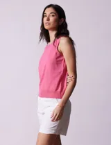 Musculosa tejida color naranja, de hilado fino y cuello redondo.