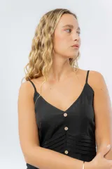 Vestido midi celeste de tejido tipo seda fría, con breteles finos regulables, botones de madera decorativos en el frente, pliegues decorativos en la cintura y cierre invisible en el costado.