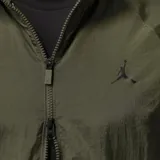 Campera rompevientos Jordan con capucha, cierre frontal completo y bolsillos laterales. Presenta un diseño minimalista en color verde oliva con el logo Jumpman bordado en el pecho.
