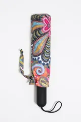 Paraguas plegable con estampado multicolor de motivos paisley y aves. Cuenta con una funda protectora a juego y un mango negro con el logo de la marca grabado y correa de mano.