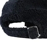 Gorra de visera curva New Era modelo 9Forty, confeccionada en tejido tipo borreguito (sherpa) color azul marino. Presenta el logo de los New York Yankees bordado en blanco en el frente y el logo de la marca en el lateral.