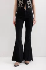 Pantalón de jean negro acampanado con terminación desflecada.