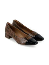 Zapato de tacón bajo con diseño de imitación piel de reptil en tonos marrones y negros, con puntera redondeada en charol negro.