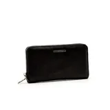 Billetera rectangular de cuero sintético con textura rugosa, cierre perimetral y placa metálica decorativa con el logo de la marca en el frente.