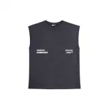 Musculosa de corte oversize color gris oscuro, con cuello redondo y estampa gráfica blanca en el frente.