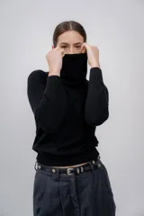 Cuello tipo polera confeccionado en cashmere negro.