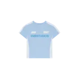 Remera celeste de manga corta estilo deportivo con bandas blancas en los hombros y laterales, y estampa frontal de la marca.