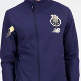 Campera de fútbol New Balance del FC Porto, modelo Pre-Game. Color azul con detalles dorados en hombros y logo. Cierre frontal completo, bolsillos con cremallera y tecnología NB DRY.