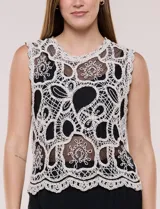 Blusa musculosa de crochet en color crudo con diseño calado de patrones florales y geométricos, escote redondo y terminación festoneada en el ruedo.