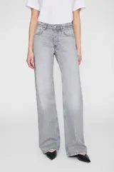 Jean wide leg de tiro alto y lavado gris, de diseño amplio y moderno con bolsillos clásicos.