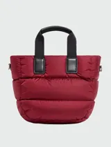 Bolso tote acolchado color borgoña con doble asa corta superior y logo de la marca en el frente.