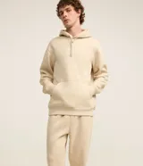 Pantalón de corte recto confeccionado en tejido de algodón y poliéster, con cintura elástica, cordón de ajuste y bolsillos laterales.