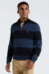 Sweater de tejido de punto con diseño de rayas horizontales anchas en tonos azul marino y azul medio. Presenta cuello polo con cierre frontal de un cuarto con cremallera naranja. Tiene un pequeño logo de pingüino bordado en el pecho.