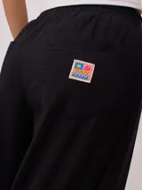 Pantalon de corte amplio y tiro alto, con cintura elastizada y bolsillos laterales. Confeccionado en una mezcla de algodón y lino.