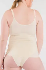 Camiseta modeladora color piel, confeccionada en lycra reforzada con tela de faja en la zona abdominal. Cuenta con breteles regulables y escote redondo.