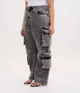 Pantalón de jean con corte recto y efecto desteñido, caracterizado por sus bolsillos cargo funcionales en los laterales y pences en las rodillas. Presenta un diseño utilitario y moderno con cierre frontal y bolsillos clásicos.