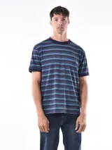 Remera de manga corta, cuello redondo y calce regular, con rayas horizontales en tonos de azul oscuro y celeste.
