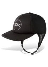 Gorro de agua Dakine modelo Surf Trucker color negro, con visera, paneles laterales y posteriores de red, protectores de oídos y tira ajustable con cierre bajo la barbilla. Presenta logo circular impreso en el frente.