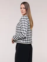 Chaqueta corta de corte estructurado confeccionada en tejido de tweed azul con patrón de cuadros, escote redondo sin solapa, frente abierto, bolsillos falsos y ribetes trenzados con hilos metalizados.