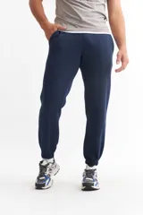 Pantalón de jogging verde militar de felpa, con cintura elástica y puños ajustados.