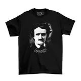Remera negra de algodón con estampa frontal en blanco y negro que presenta el retrato de Edgar Allan Poe y su firma.