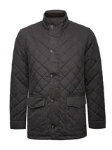 Chaqueta acolchada negra con diseño de rombos, cuello alto, cierre frontal con broches metálicos y múltiples bolsillos, incluyendo dos interiores. Relleno de THERMORE, elaborado con fibras 100% recicladas de botellas PET.