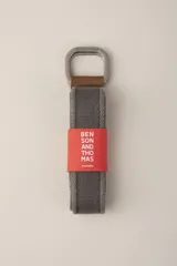 Cinturón gris de tela con hebilla metálica doble cuadrada.