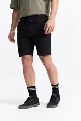 Bermuda de gabardina con diseño de cinco bolsillos, cintura elástica con cordón de ajuste y corte recto.