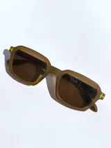 Lentes de sol negros con marco cuadrado y lentes grises.