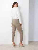 Pantalón de gabardina elastizada color fucsia, de corte recto y pretina ancha pespunteada. Tiene bolsillos simulados.